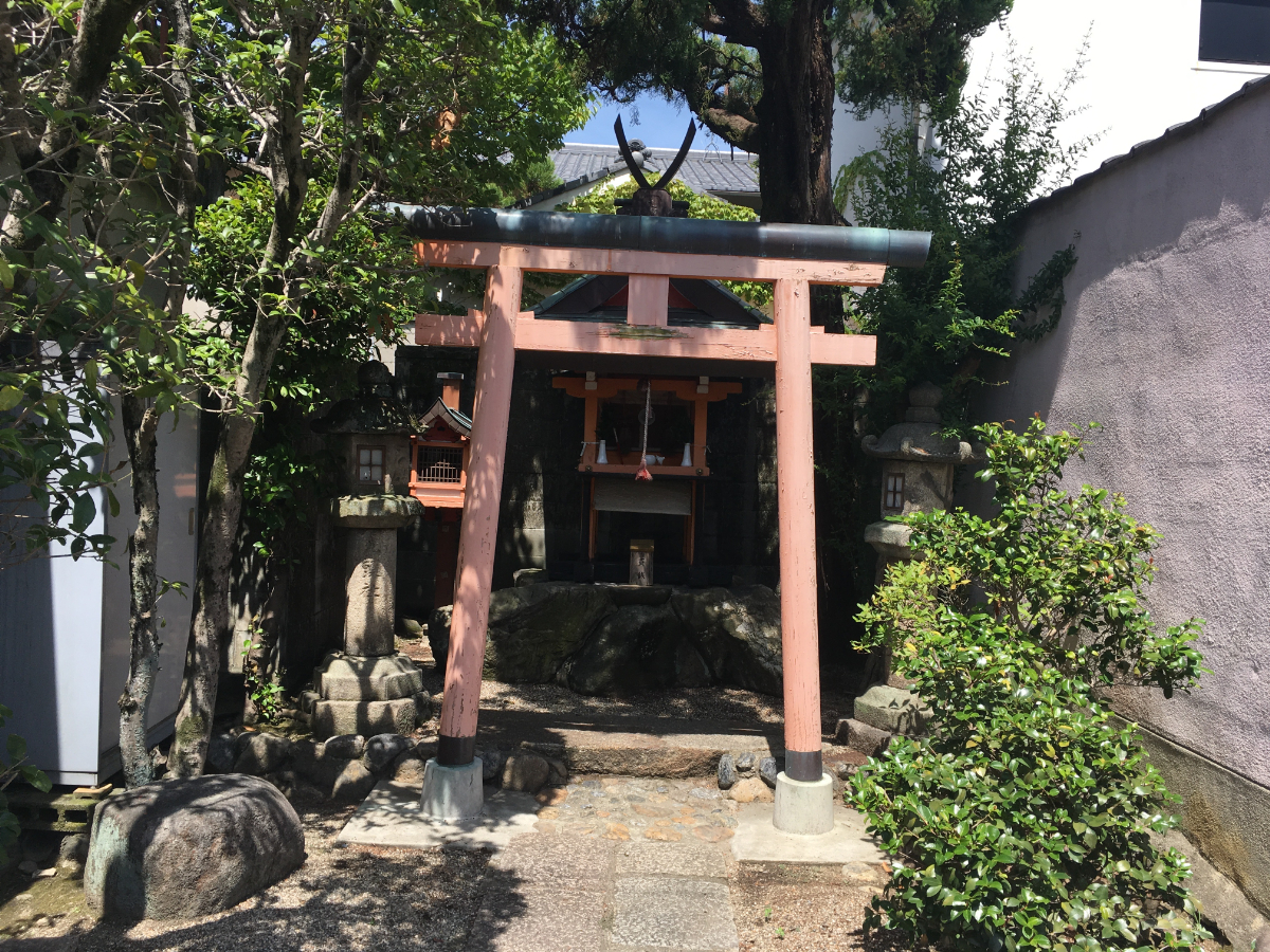 鳥居と社殿