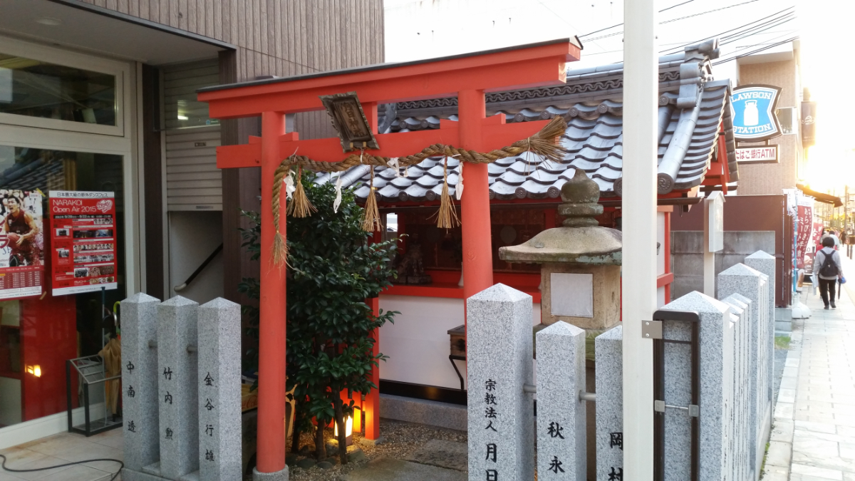 鳥居と社殿