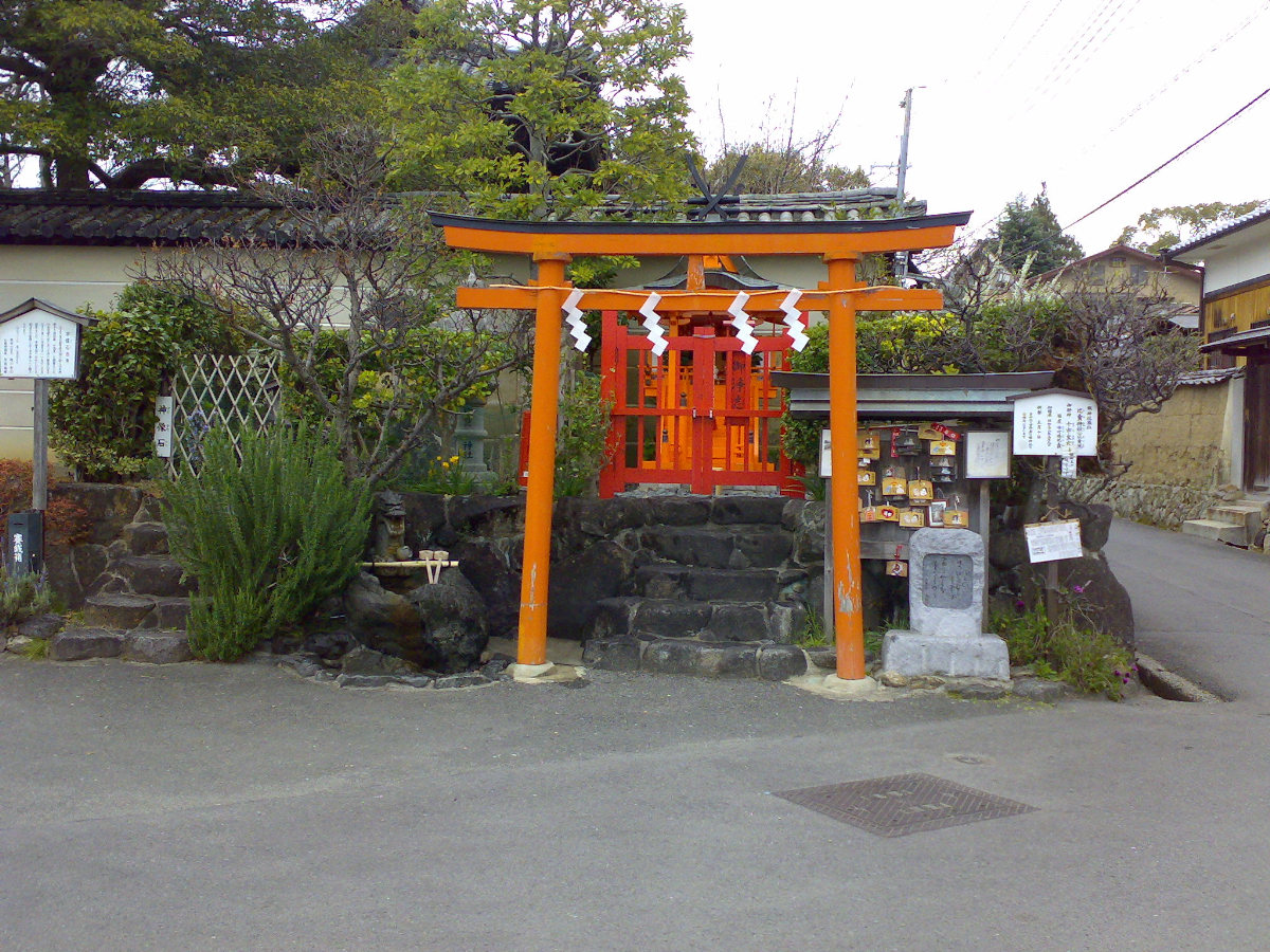 鳥居と社殿