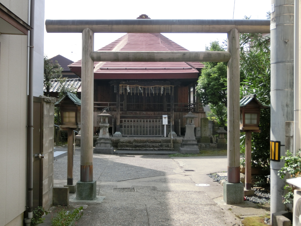 鳥居と拝殿