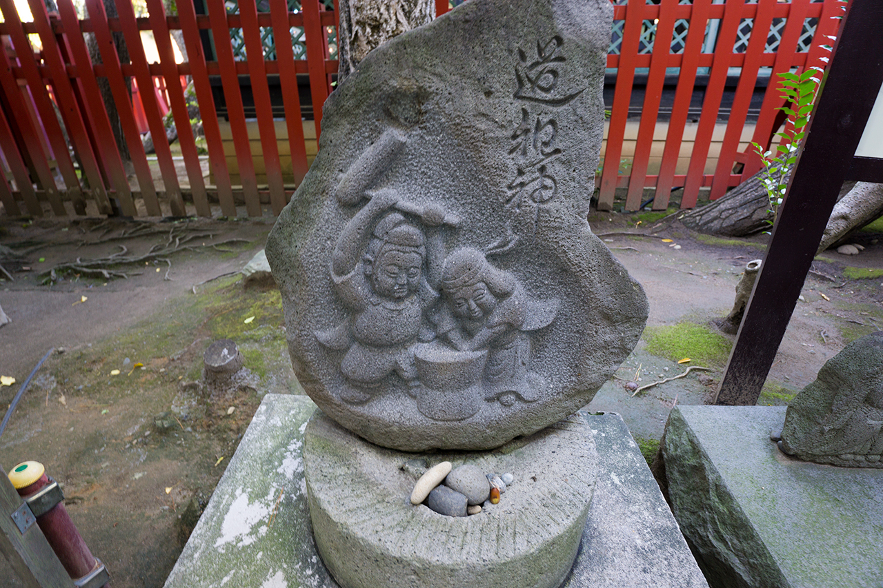 餅をつく姿の道祖神