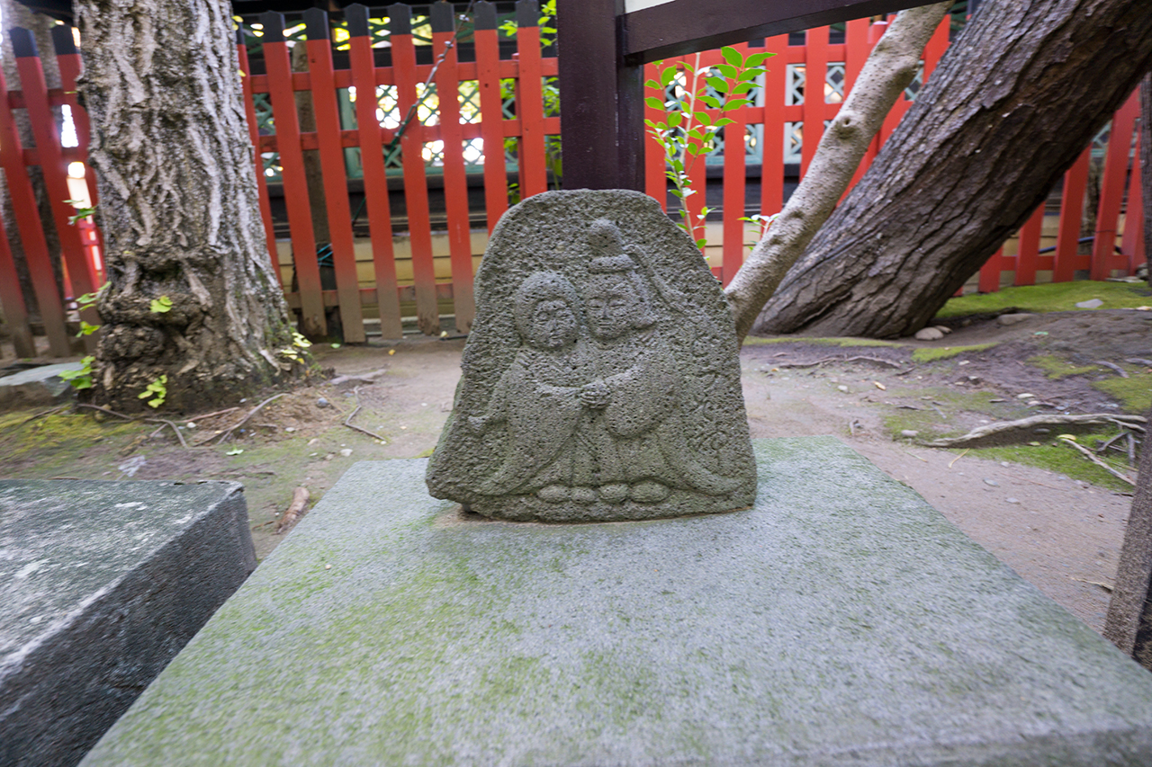 仲良く寄り添う姿の道祖神