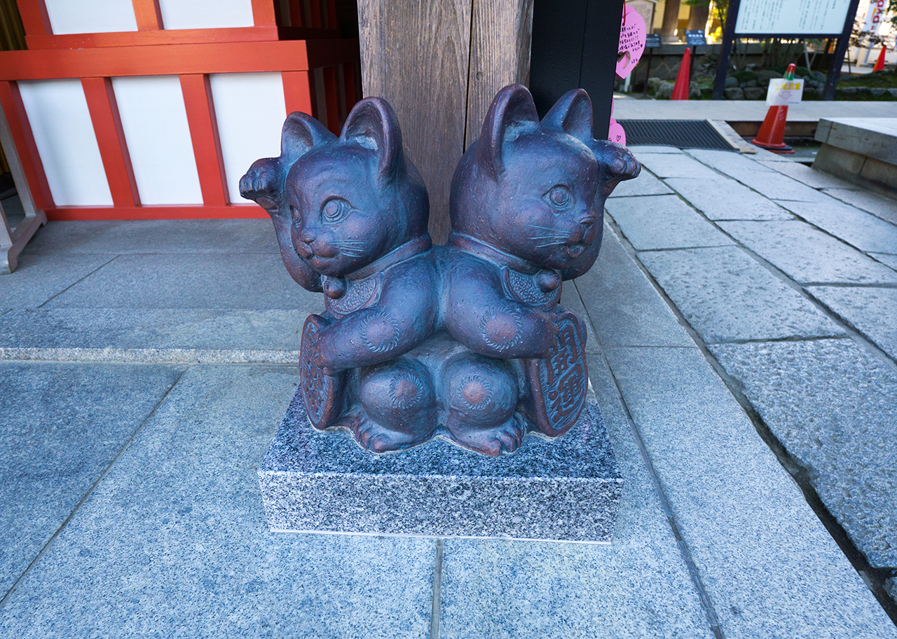白山神社 大黒さま近くの招き猫