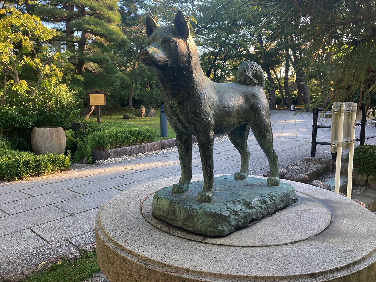 忠犬タマ公像