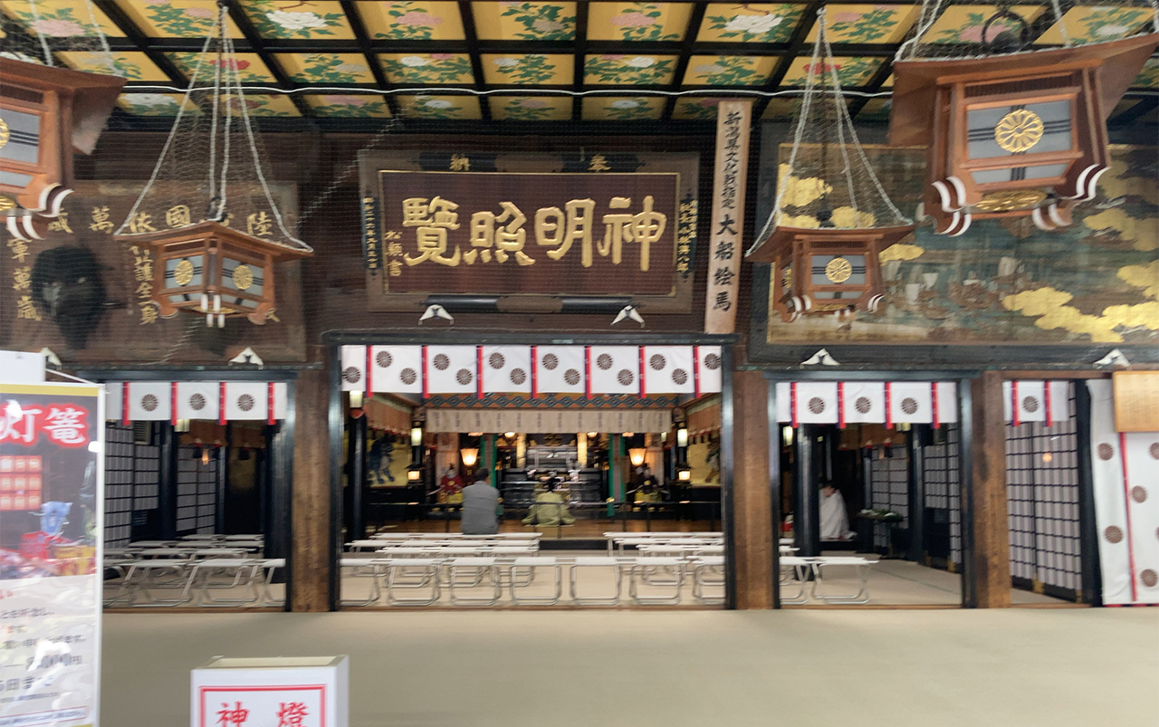 拝殿内部と大船絵馬