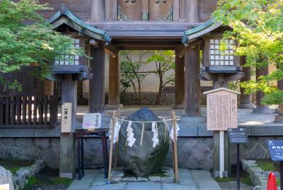 白山神社 御稲御倉前の白山くくり石