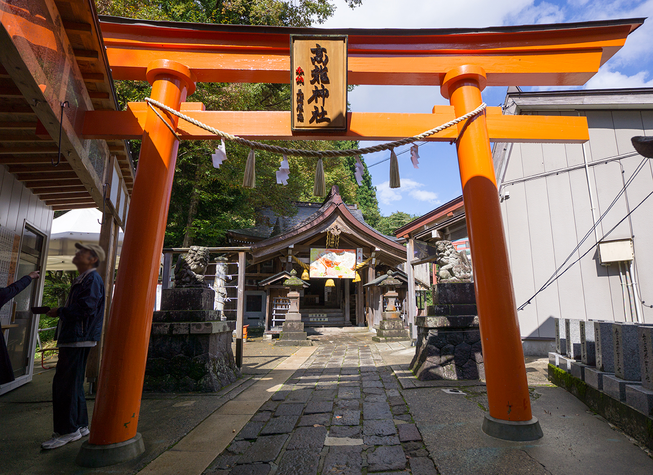 高龍神社の鳥居と社殿