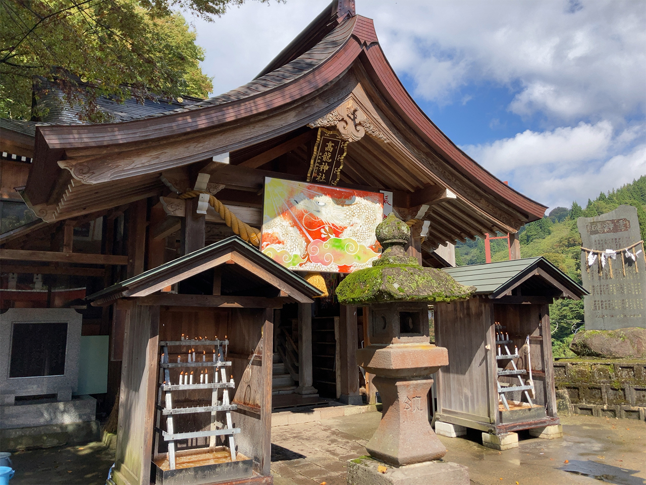 高龍神社 社殿 斜め