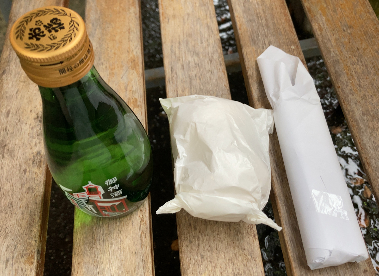 お供えセットの中身であるお神酒と生卵とローソク