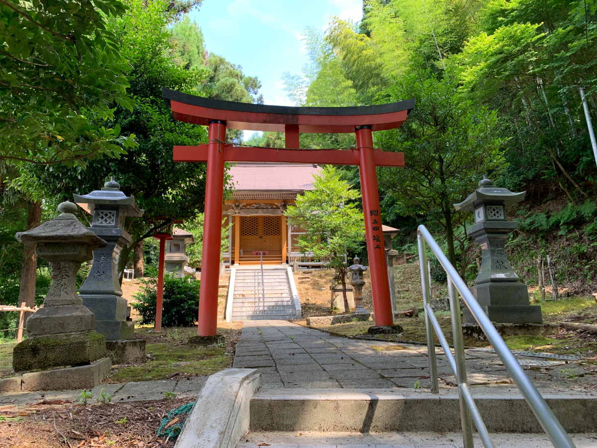 鳥居と拝殿