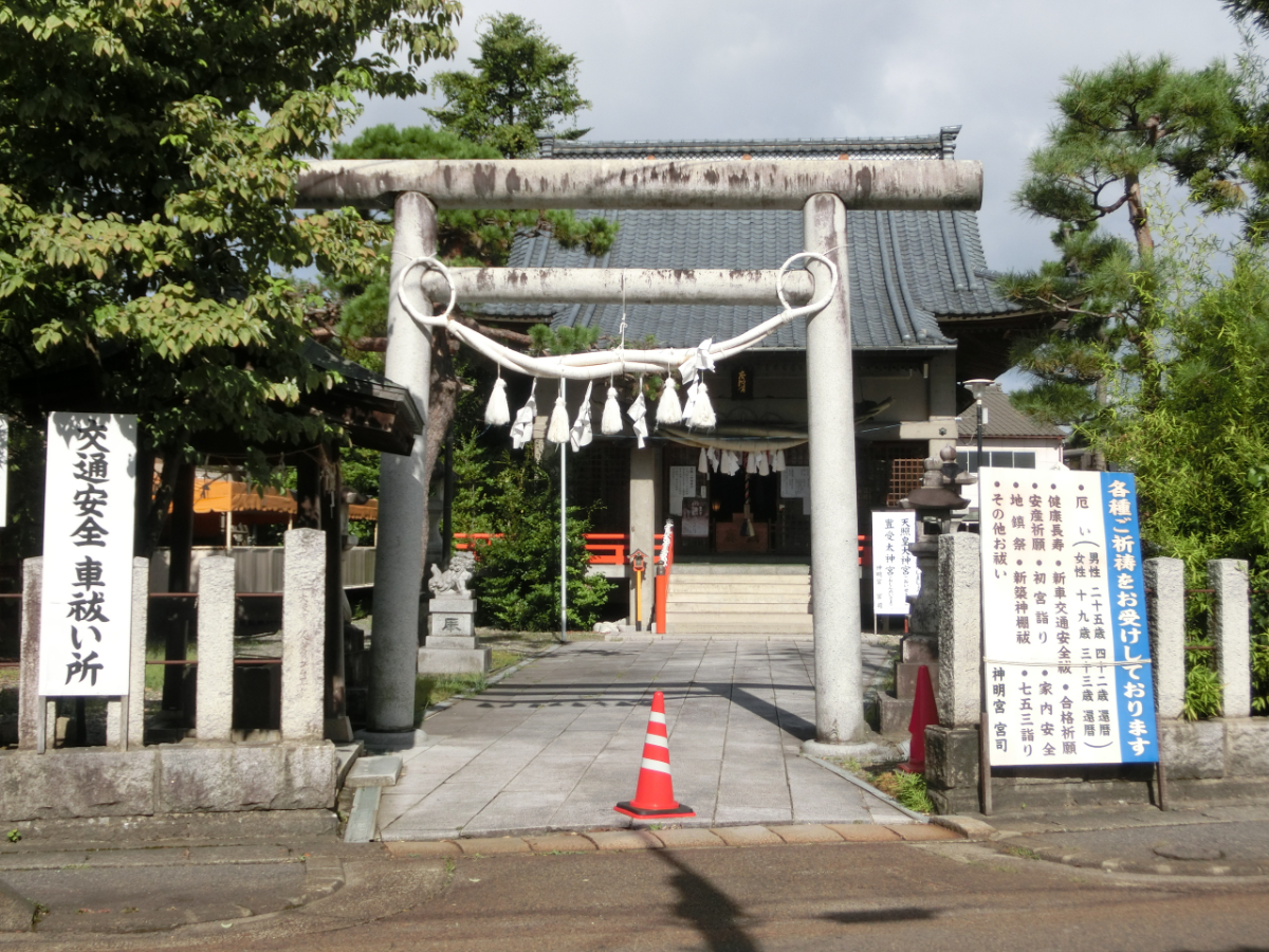 鳥居と拝殿