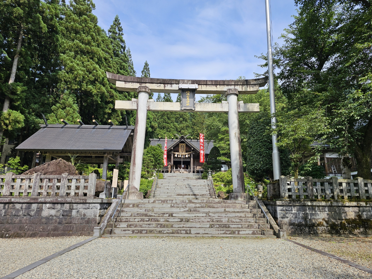 鳥居と拝殿