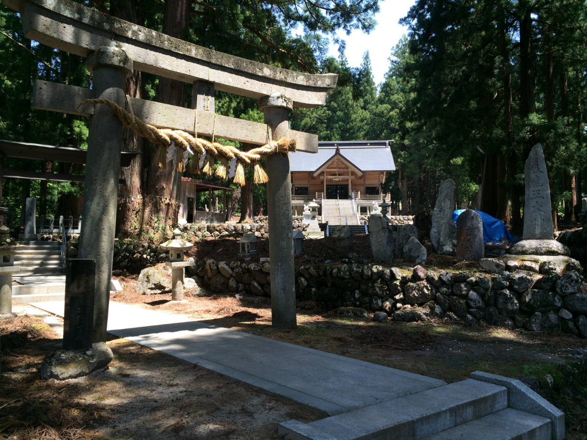 鳥居と拝殿