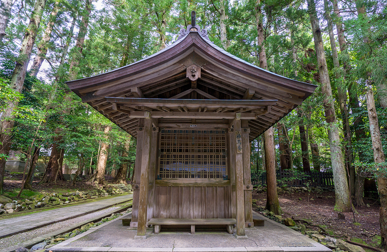 弥彦神社 神馬舎