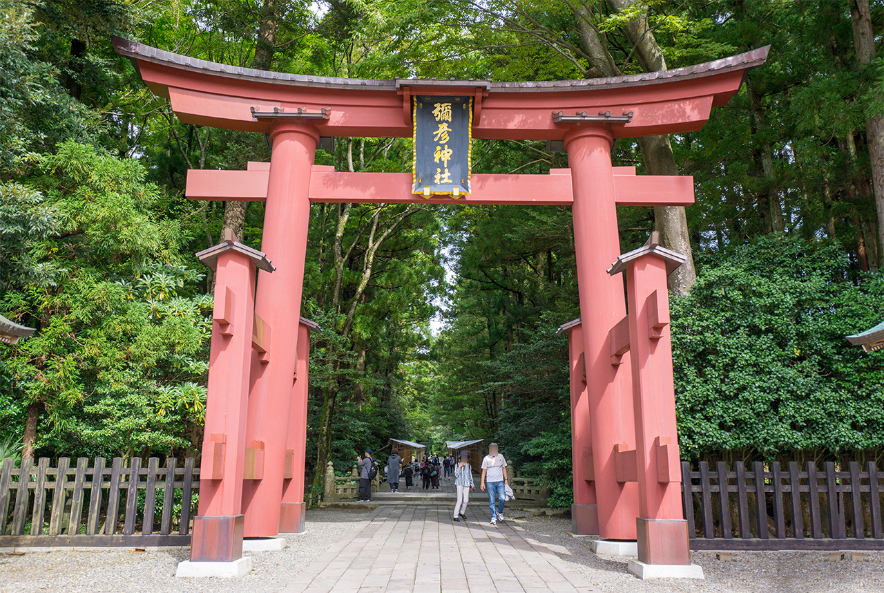 弥彦神社 一の鳥居
