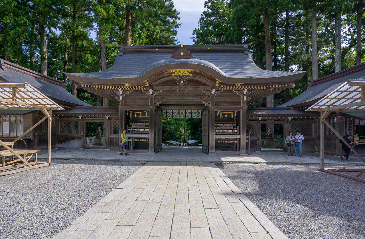 弥彦神社 随身門 裏側