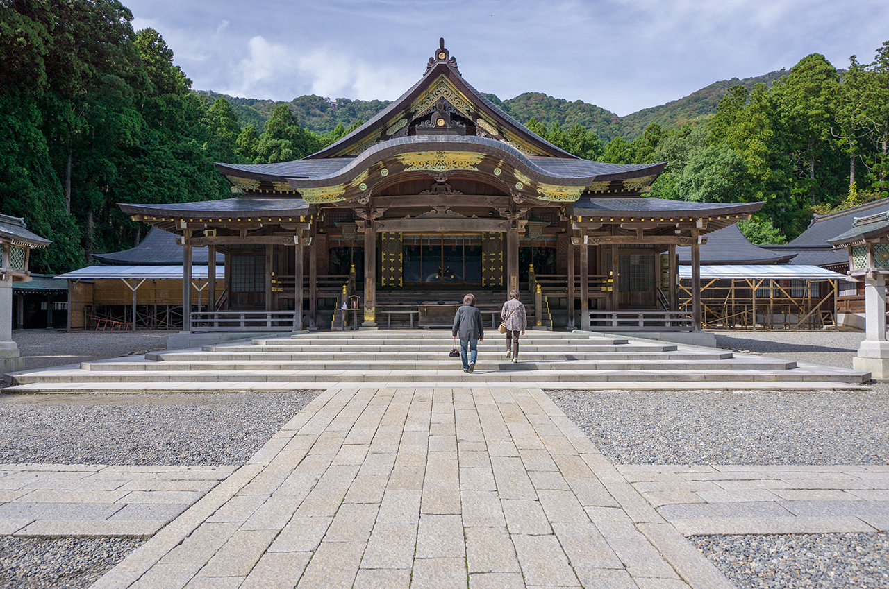 弥彦神社 拝殿