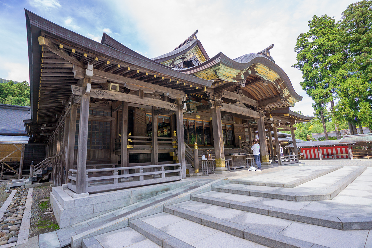 弥彦神社 拝殿 ななめ