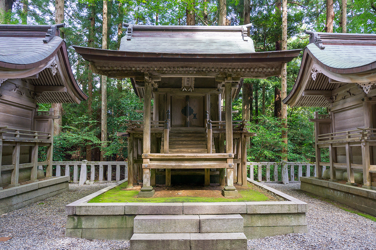 弥彦神社 勝神社 社殿