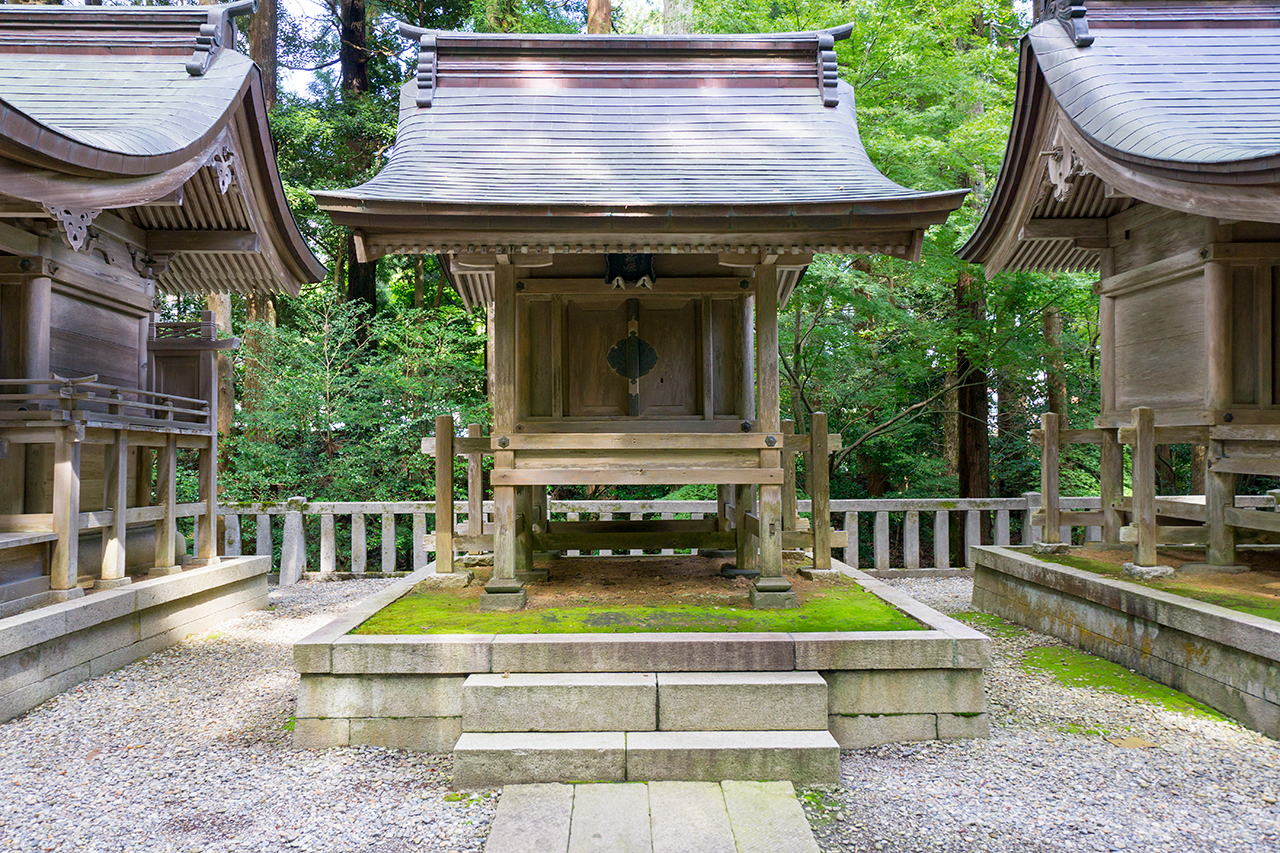 弥彦神社 二十二所神社境 社殿