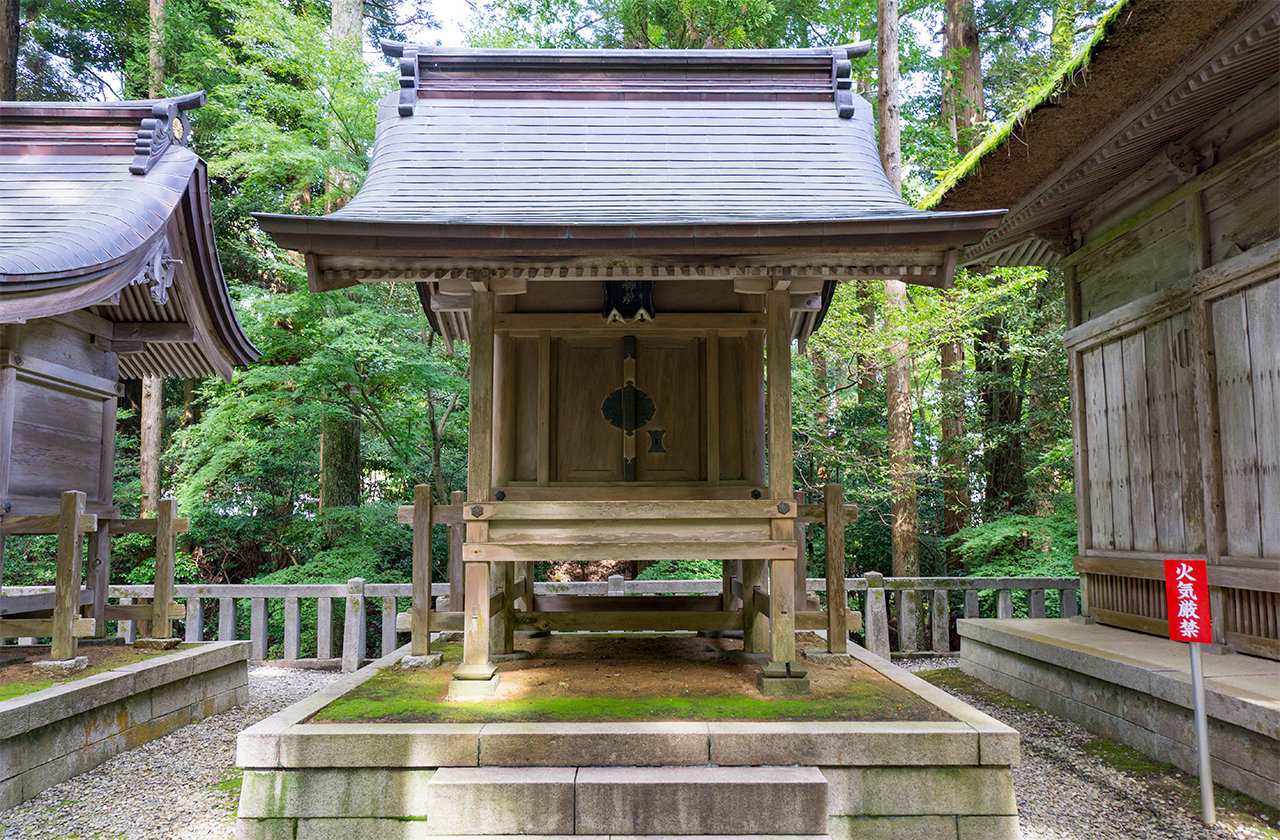 弥彦神社 八所神社境 社殿