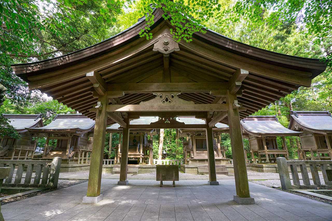 弥彦神社 摂末社 参拝所