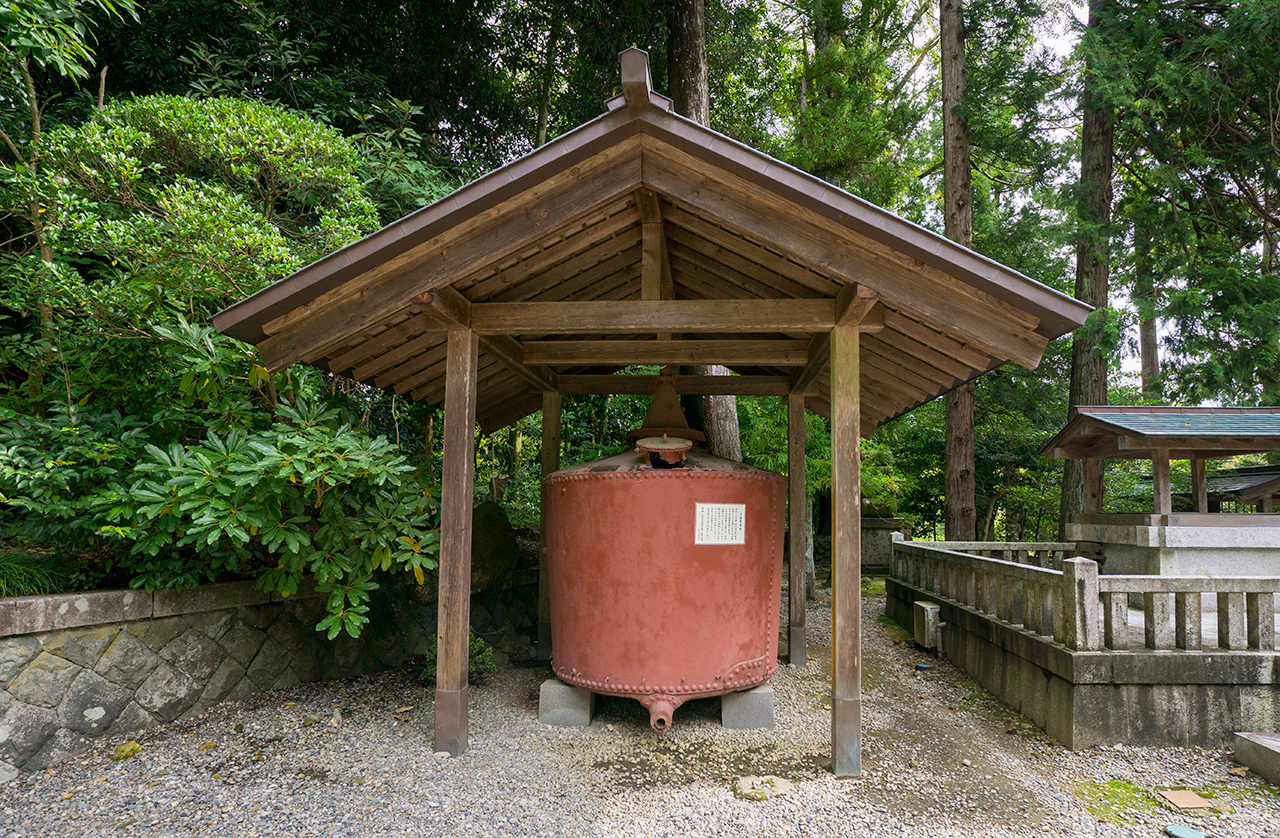 弥彦神社 石油蒸留釜