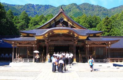 彌彦神社 鳥居と拝殿