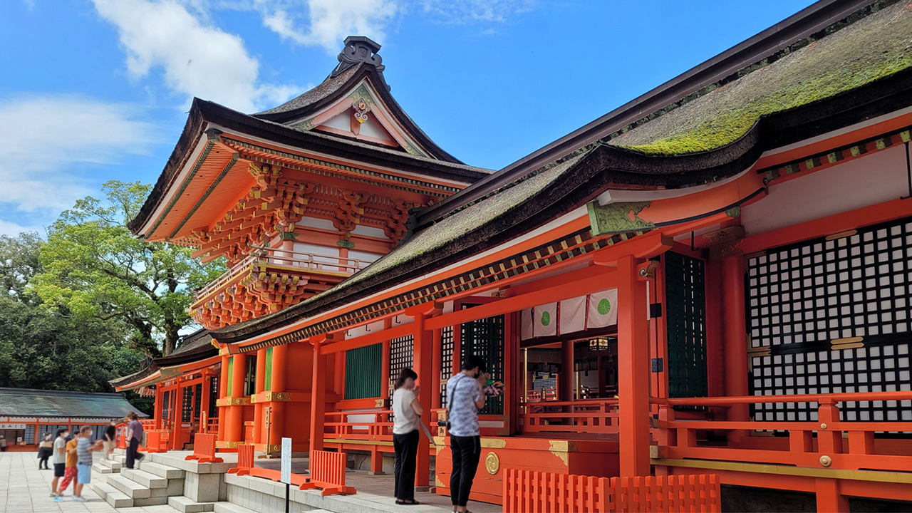 楼門から参拝している姿