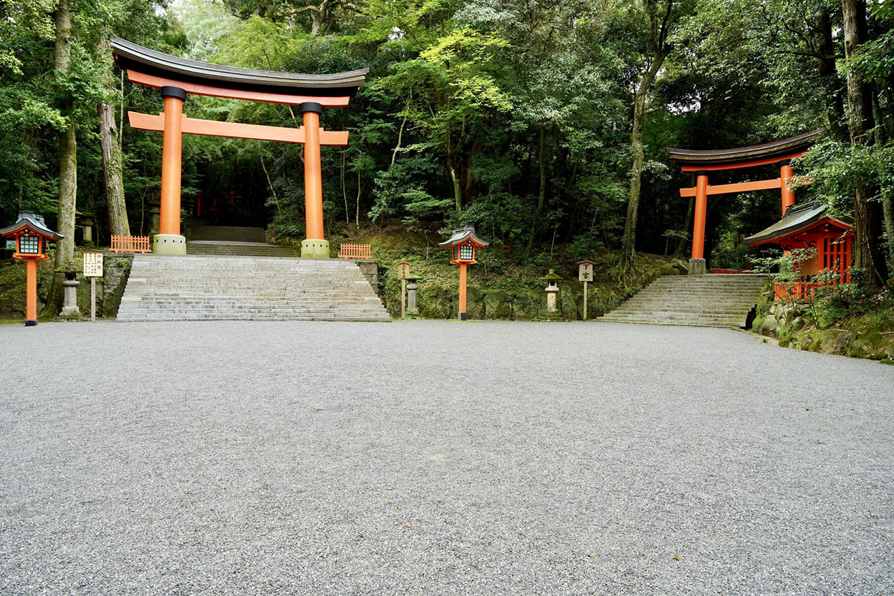 上宮と下宮の分かれる参道中の鳥居