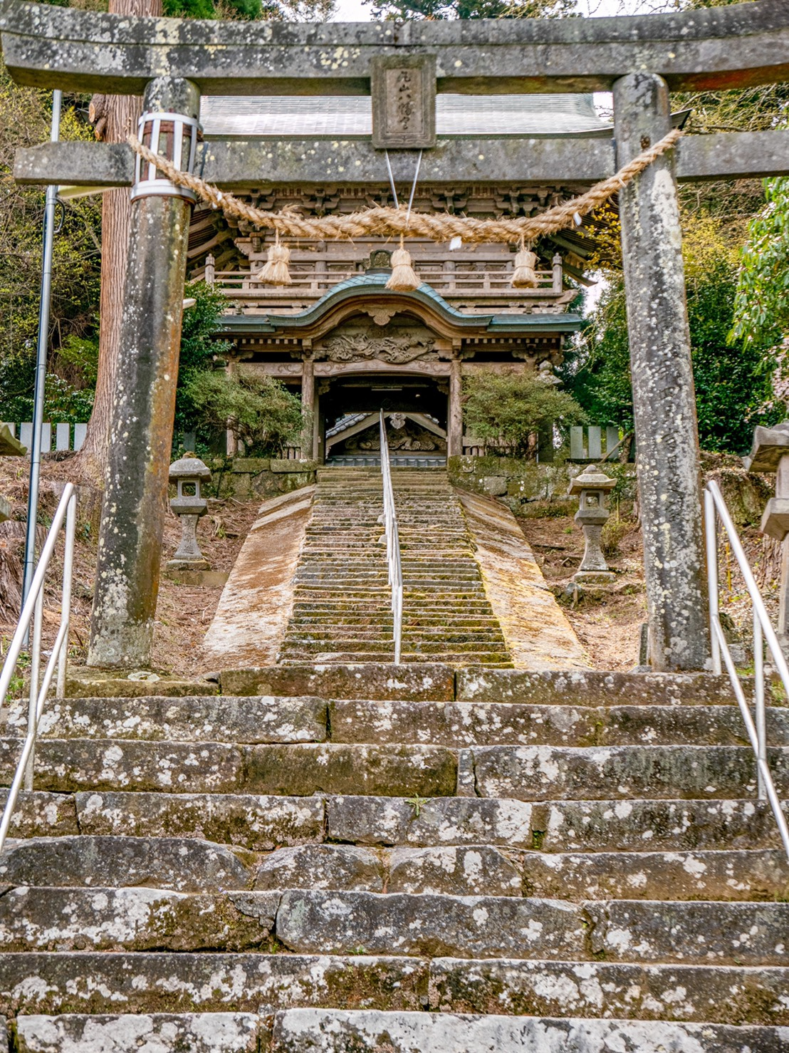 参道と楼門