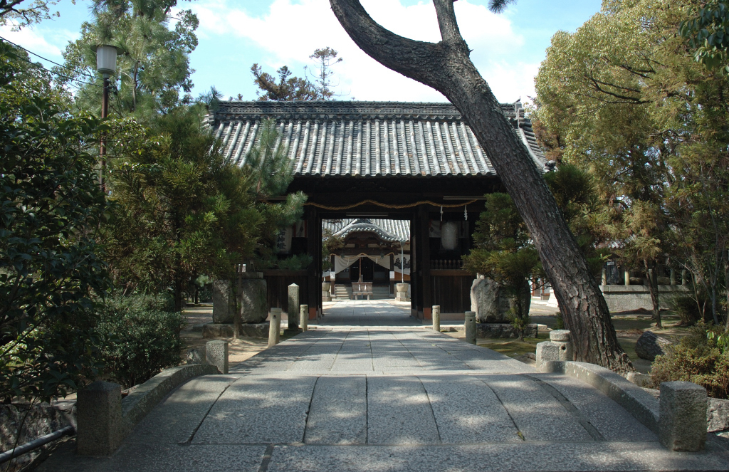 参道と随神門