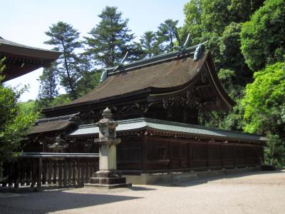 吉備津彦神社 大燈籠と拝殿