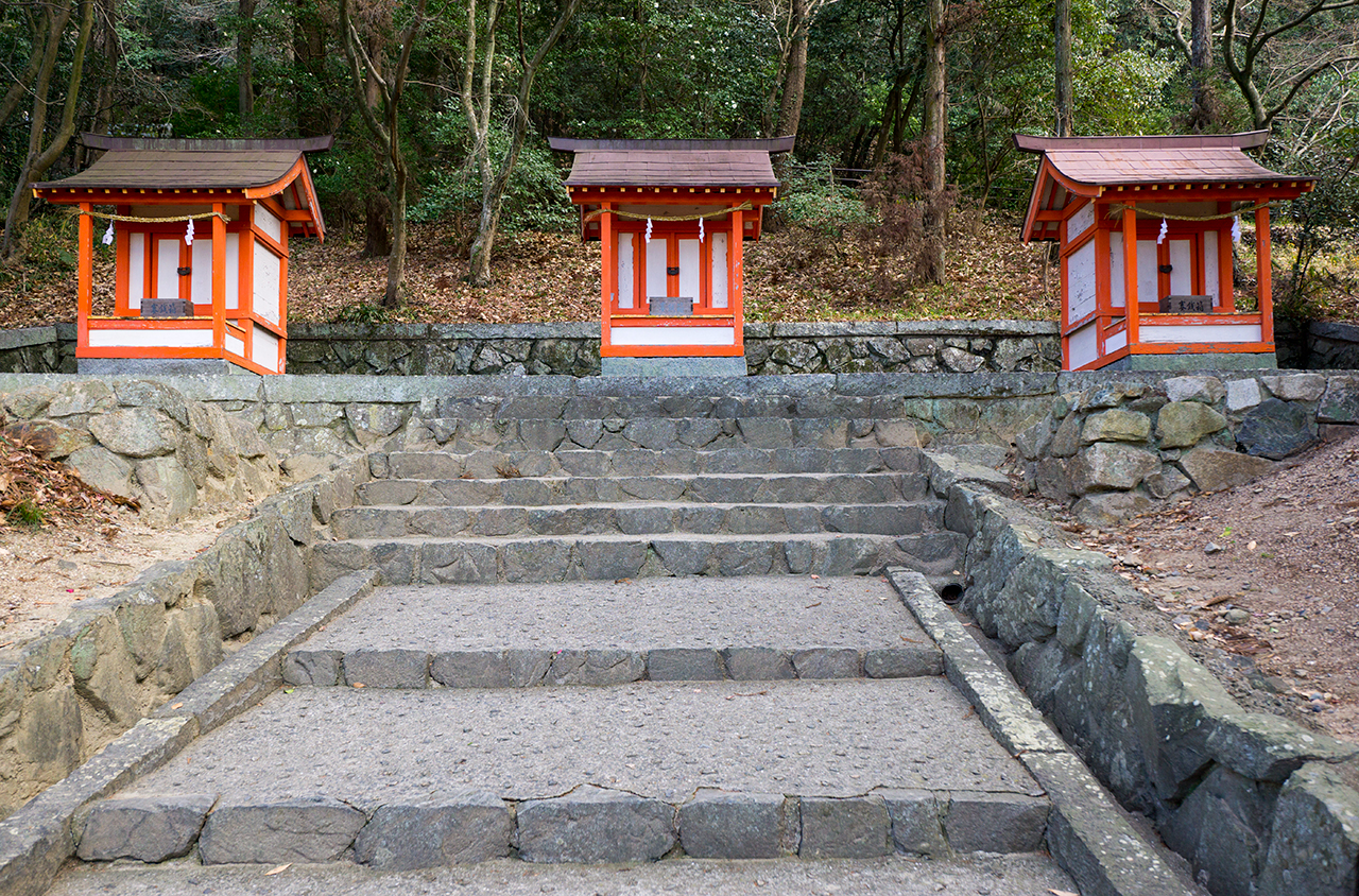 石段上の三社宮