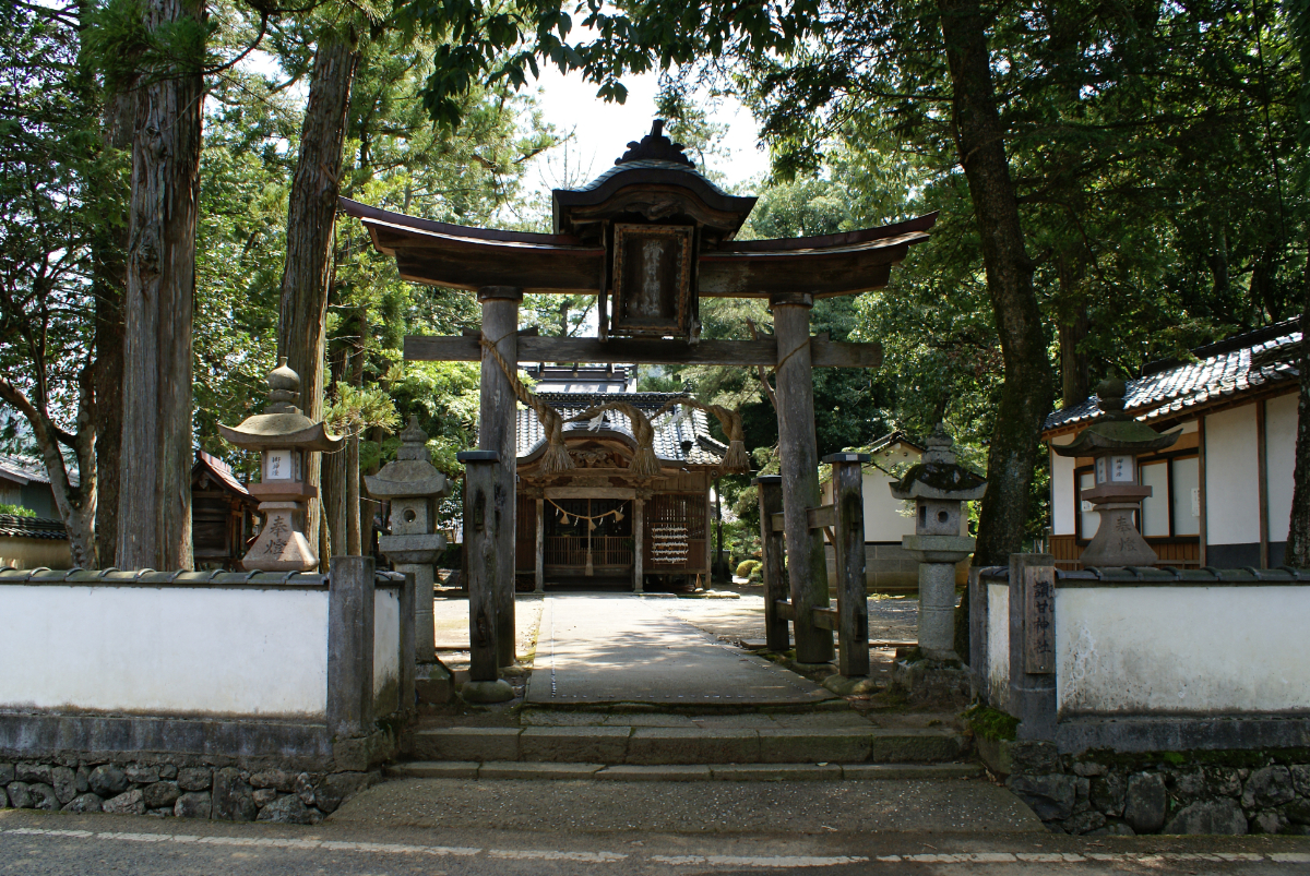鳥居と拝殿