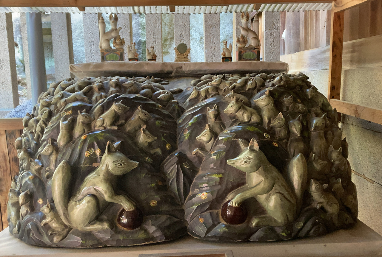 瑜伽大権現のお使いである白狐75体の像