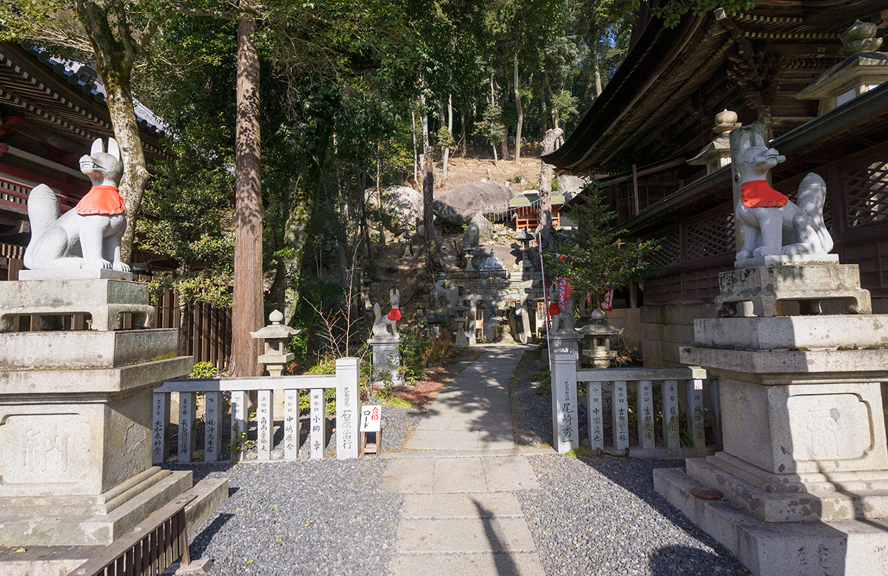 拝殿横の磐座・稲荷宮・天満宮入口
