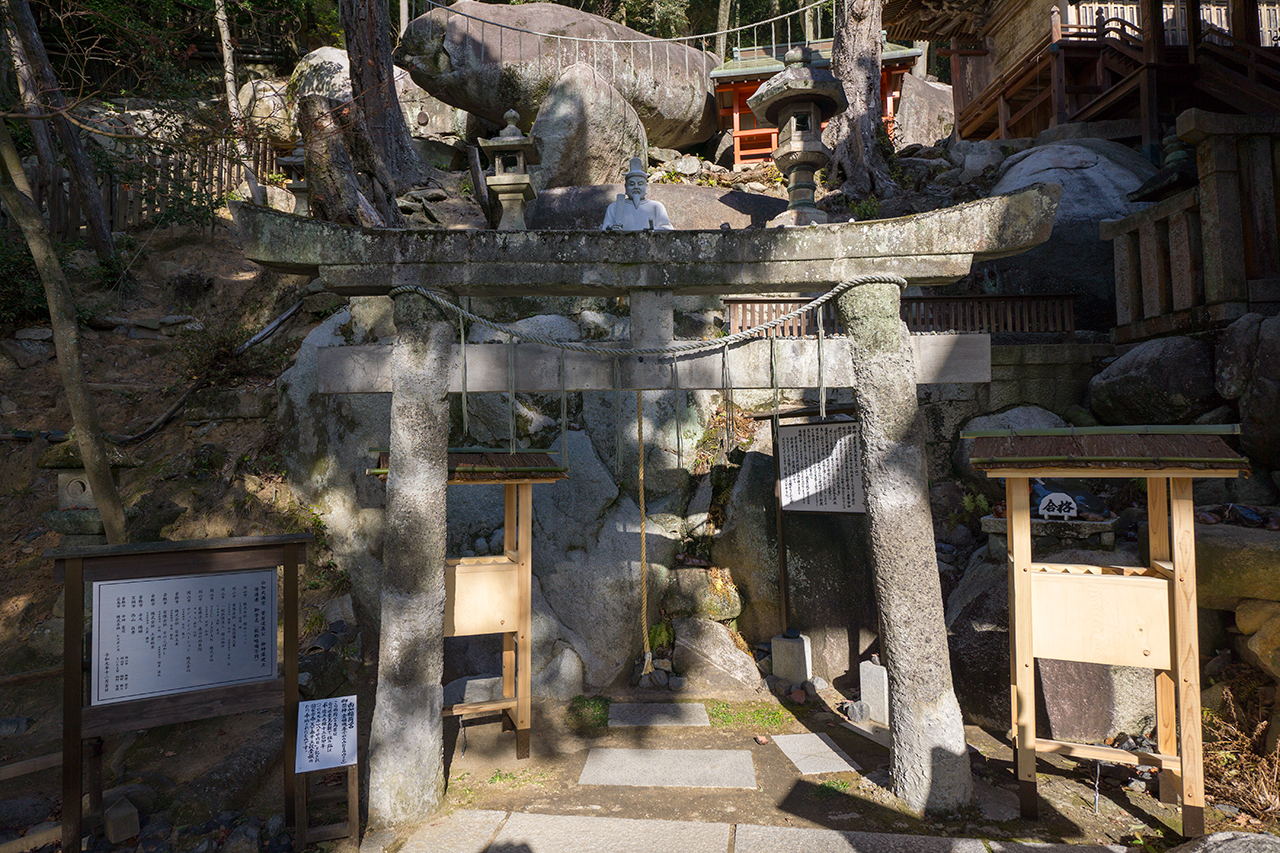 菅原道真公像と天満宮前