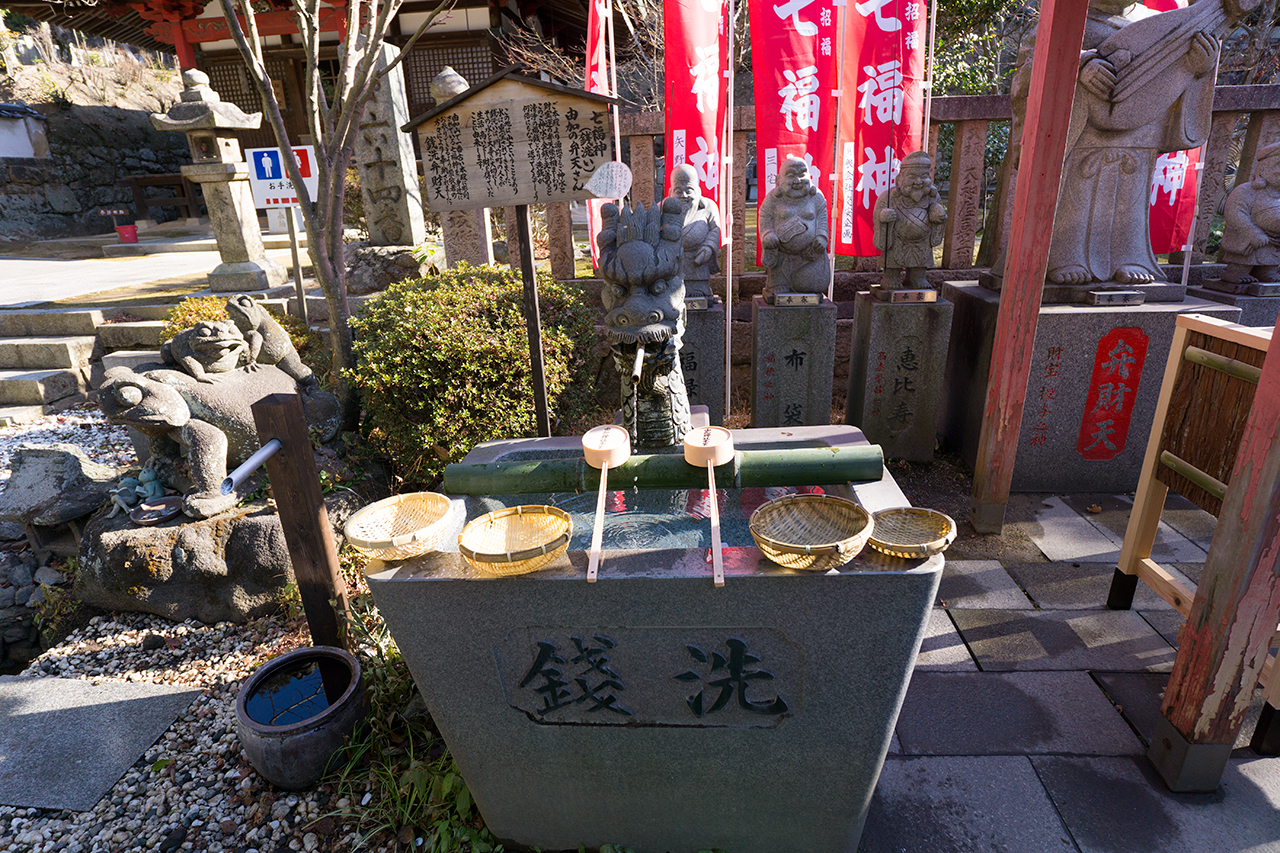銭洗弁財天像全体
