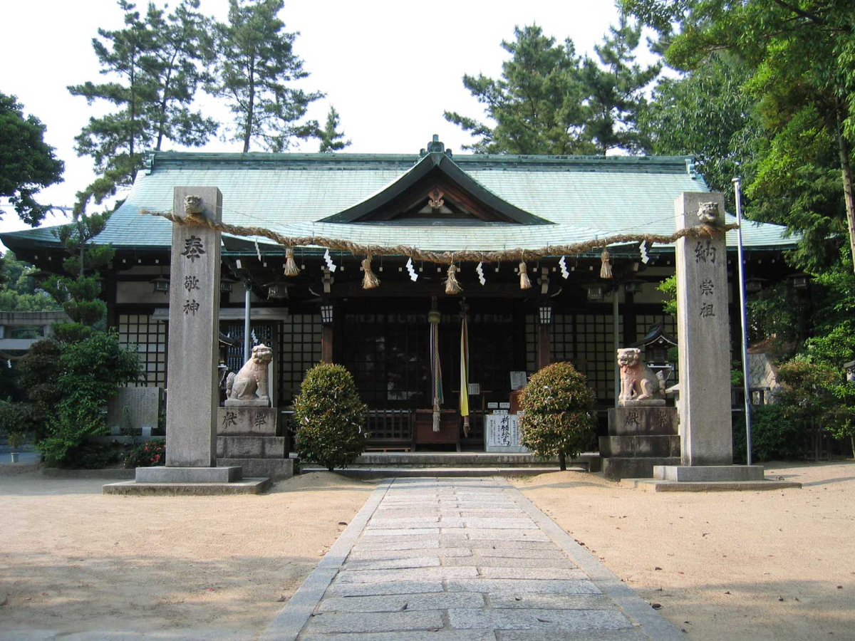 鳥居と本殿
