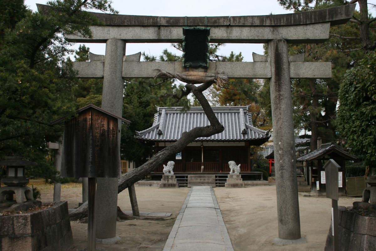 鳥居と拝殿