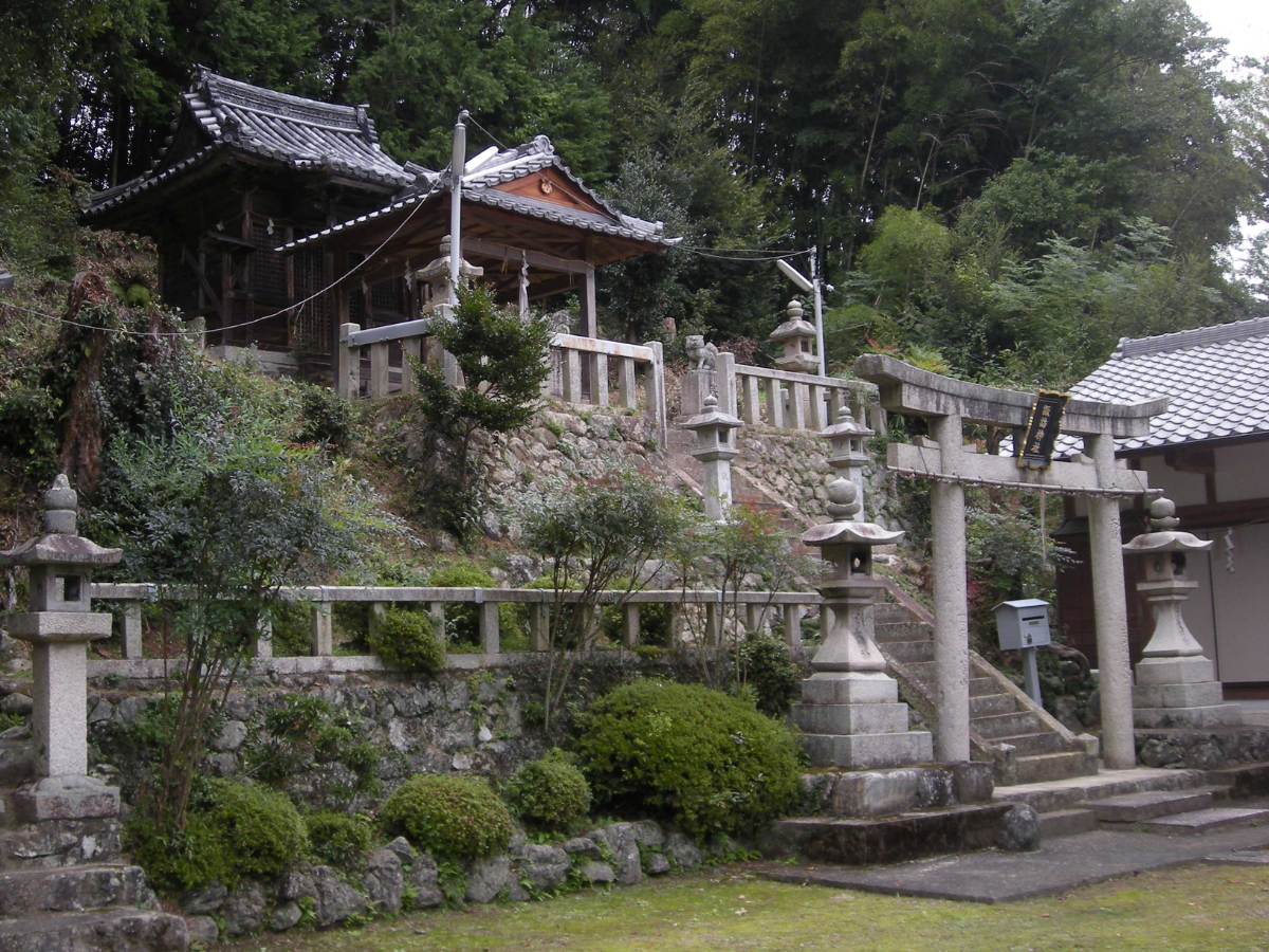 鳥居と社殿