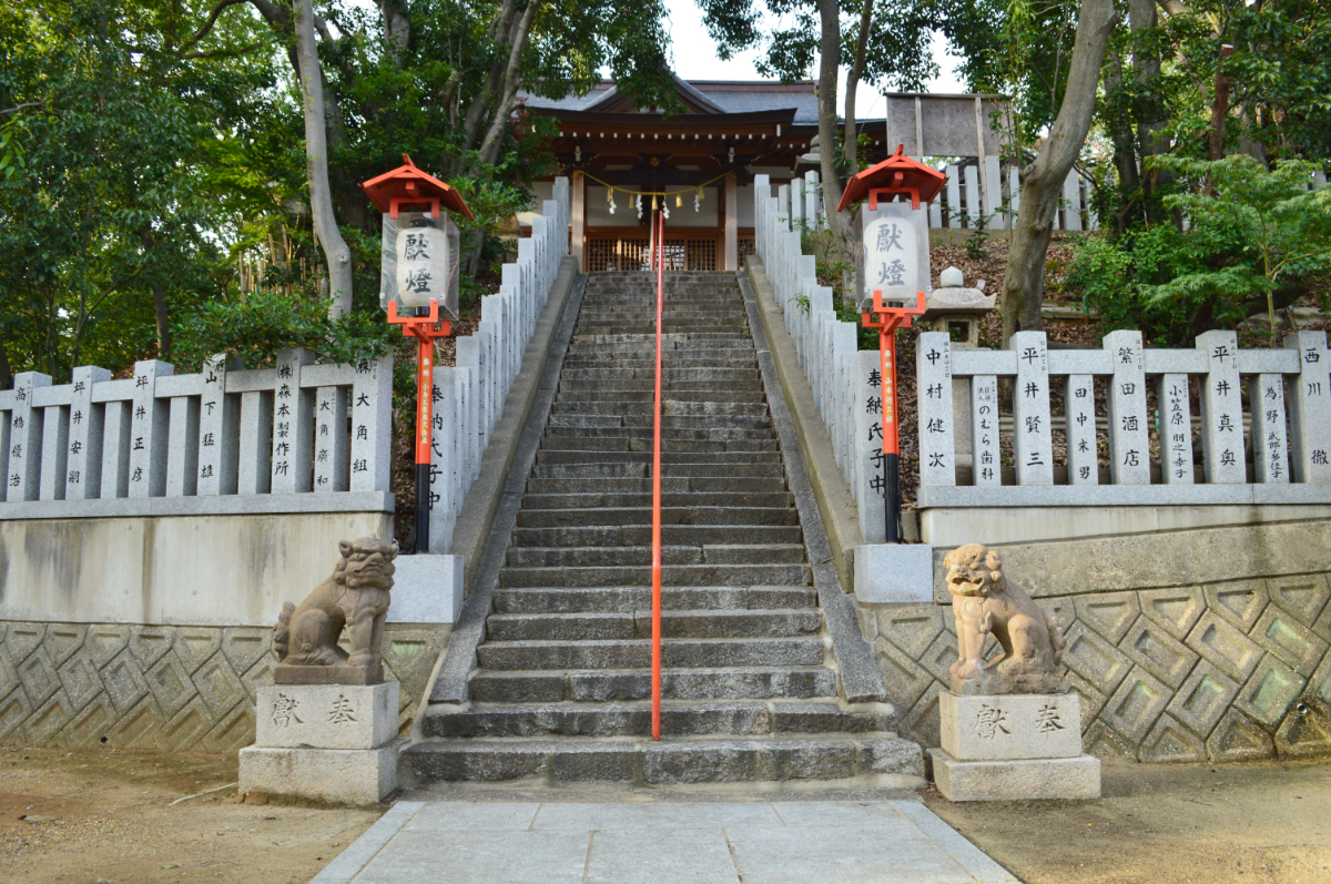 階段と拝殿