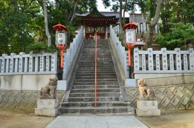 忍陵神社 階段と拝殿
