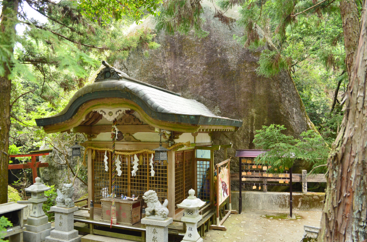 拝殿と御神体の天の磐船