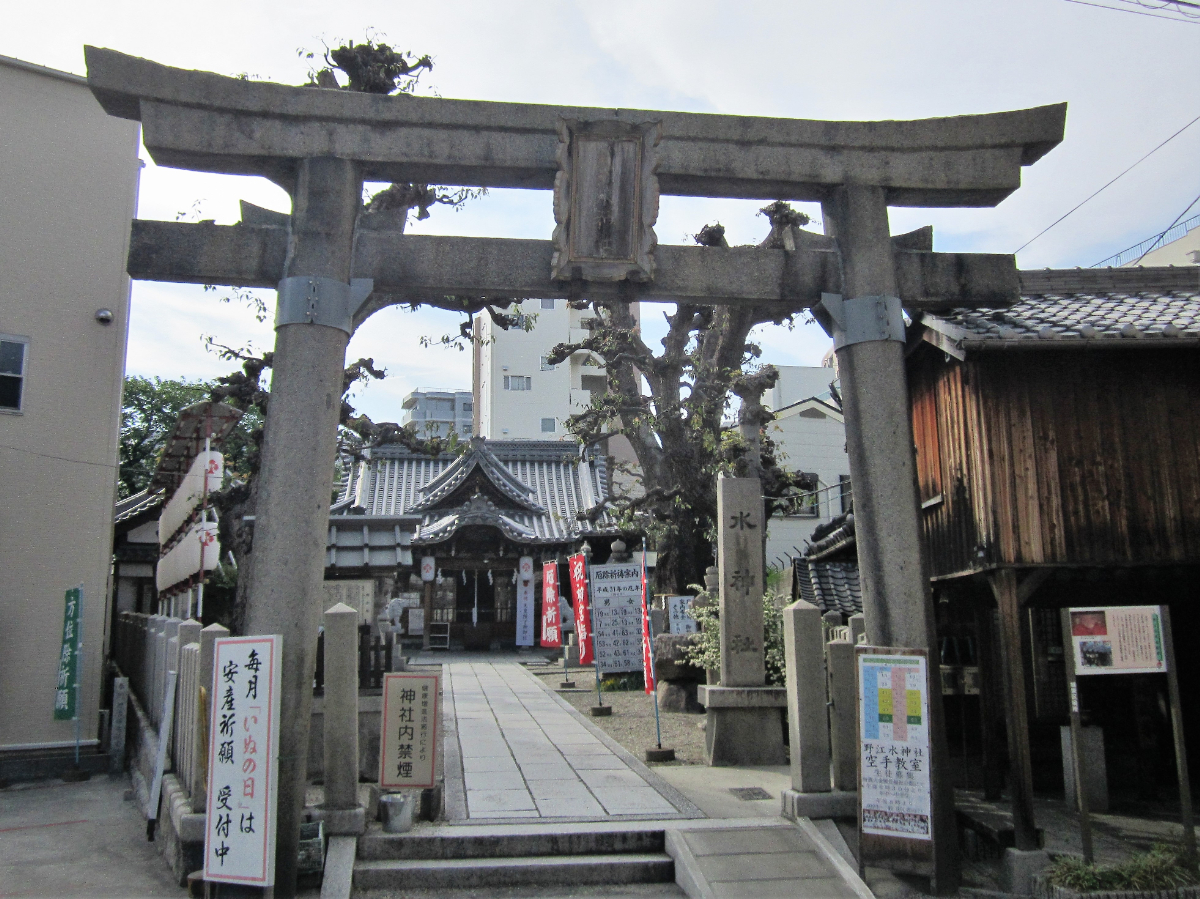 鳥居と拝殿