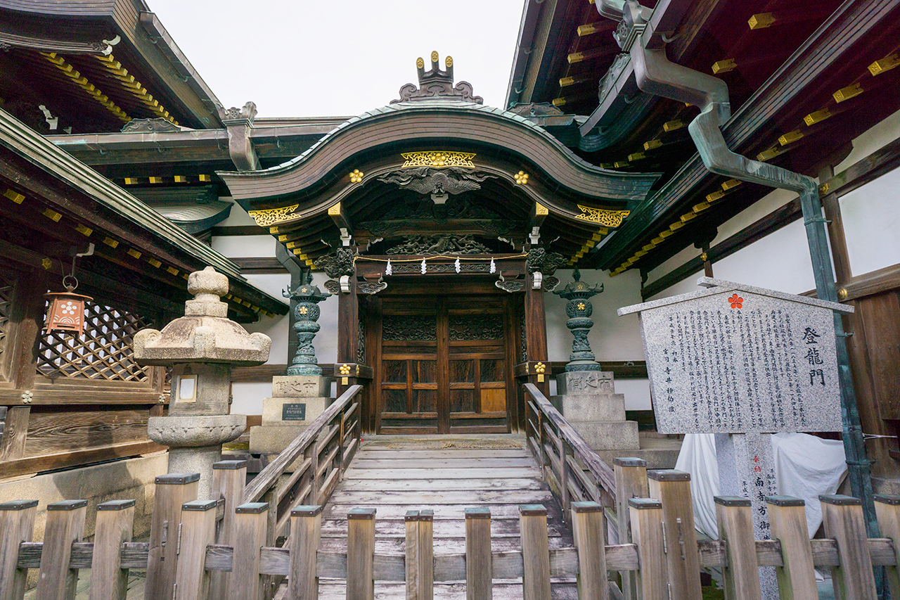 大阪天満宮 登竜門(西)