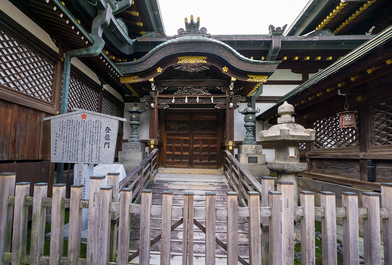 大阪天満宮 登竜門(東)