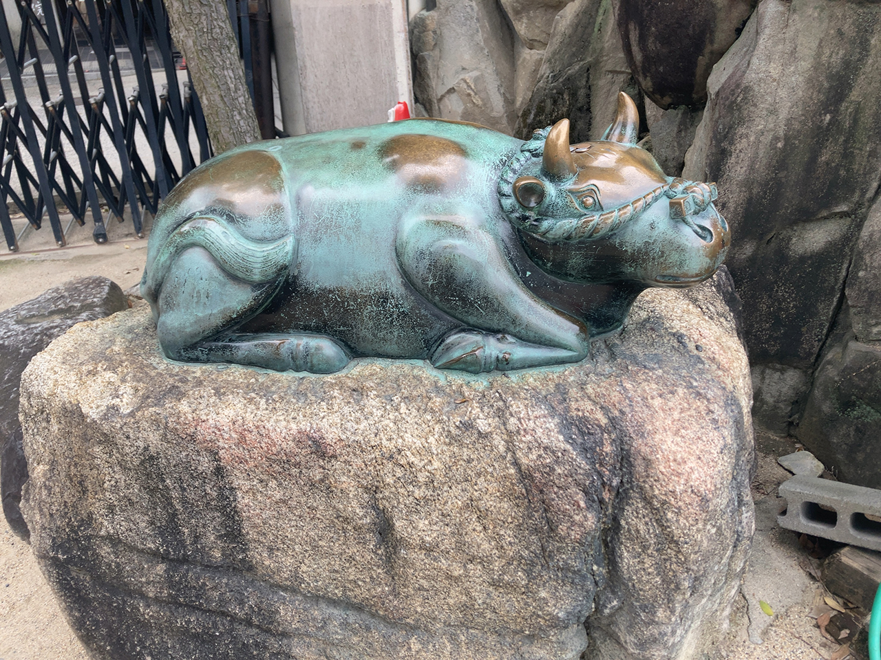 大阪天満宮 境内の撫で牛