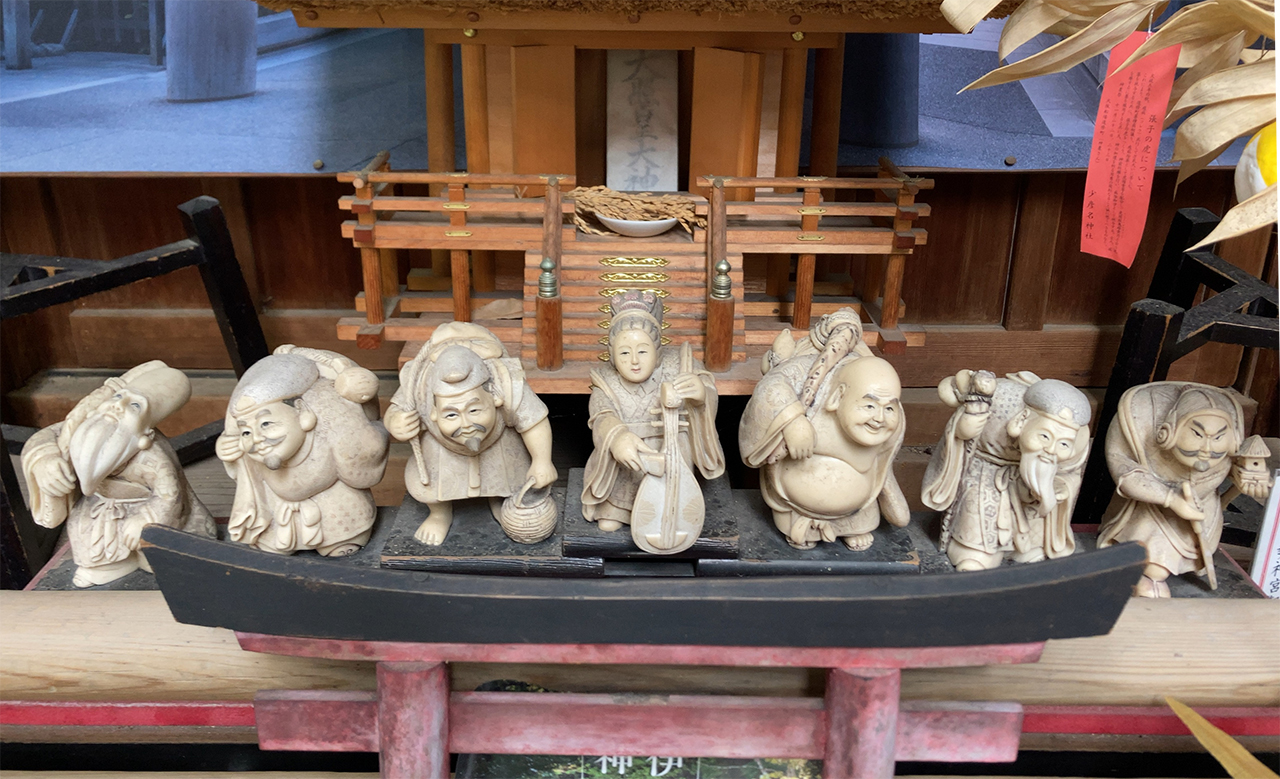 遥拝所前の七福神像